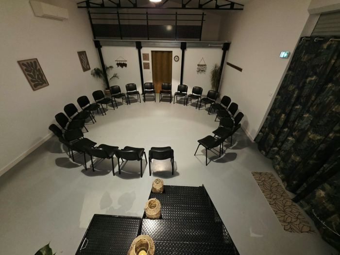 Chaises disposées en cercle pour un groupe de parole