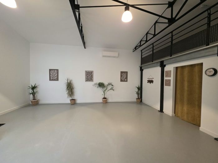 L’espace principal vide, mezzanine et plantes