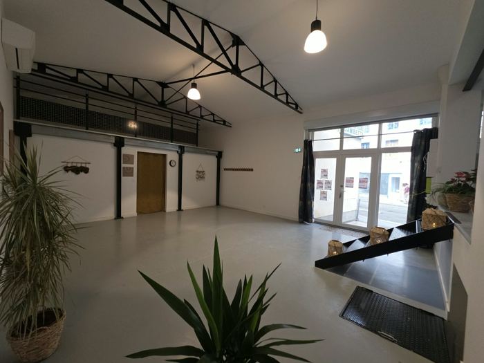L’espace principal et la porte vitrée donnant sur la rue