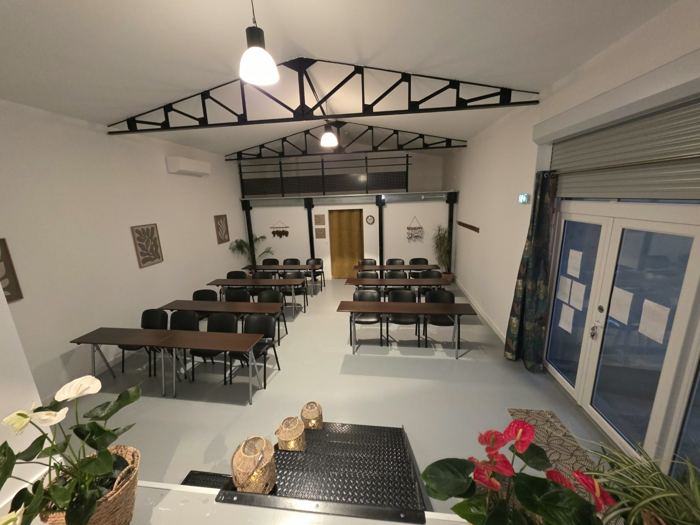 La salle installée avec des tables et des chaises pour une formation