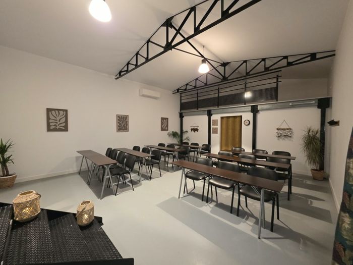 Tables et chaises installées pour une formation